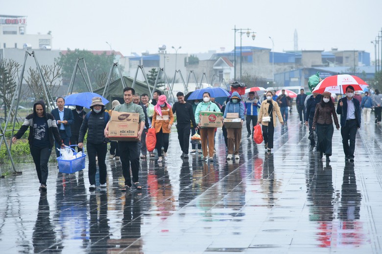 D&ograve;ng người đổ về lễ khai ấn đền Trần, xe &ocirc;m thu 40 ngh&igrave;n qu&atilde;ng đường 500m- Ảnh 1.