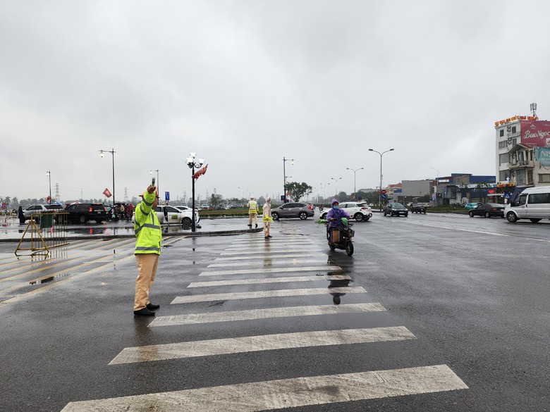 D&ograve;ng người đổ về lễ khai ấn đền Trần, xe &ocirc;m thu 40 ngh&igrave;n qu&atilde;ng đường 500m- Ảnh 4.