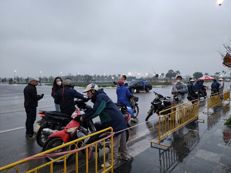 D&ograve;ng người đổ về lễ khai ấn đền Trần, xe &ocirc;m thu 40 ngh&igrave;n qu&atilde;ng đường 500m- Ảnh 2.