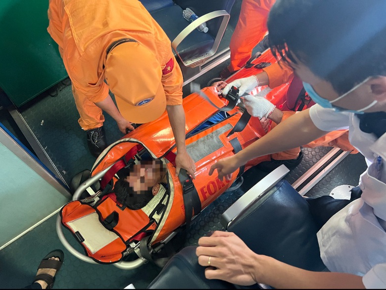 Khẩn cứu thuyền vi&ecirc;n t&agrave;u c&aacute; suy h&ocirc; hấp nặng, nguy kịch tr&ecirc;n biển- Ảnh 1.