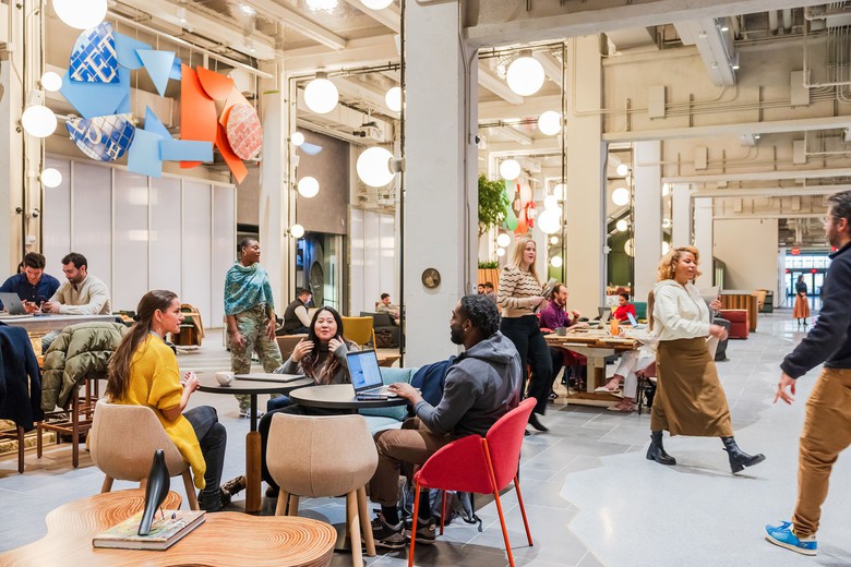Tr&ocirc;ng giống qu&aacute;n c&agrave; ph&ecirc; hay thư viện? Đ&acirc;y ch&iacute;nh l&agrave; kh&ocirc;ng gian l&agrave;m việc của nh&acirc;n vi&ecirc;n Google tại t&ograve;a nh&agrave; St. John's Terminal. (Ảnh: CNN)