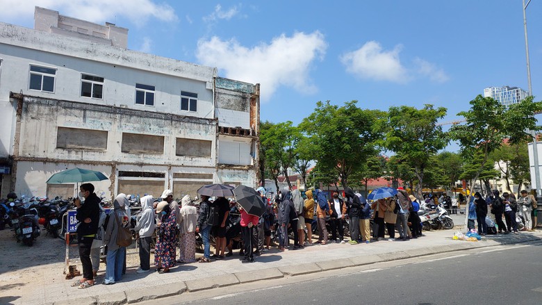Sinh viên Đà Nẵng đội nắng chờ hàng giờ mua vé xem phim Đào, Phở và Piano- Ảnh 7. Sinh viên Đà Nẵng đội nắng chờ hàng giờ mua vé xem phim Đào, Phở và Piano- Ảnh 7.