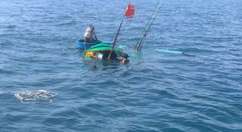 Vụ va chạm giữa t&agrave;u h&agrave;ng với t&agrave;u c&aacute; tại Quảng Ng&atilde;i l&agrave;m 1 người chết, 3 người bị thương v&agrave; 2 người c&ograve;n đang mất t&iacute;ch.