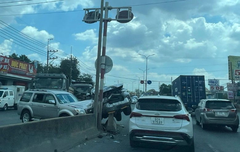 Hiện trường vụ va chạm khiến bốn &ocirc; t&ocirc; hư hỏng nặng tr&ecirc;n QL51.