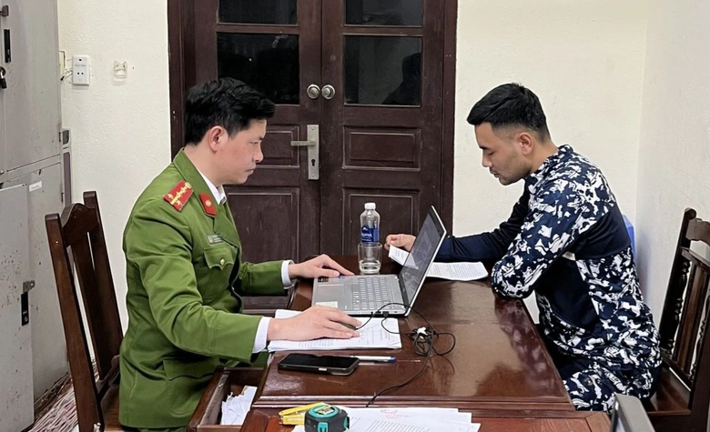 Nh&oacute;m đối tượng đi &ocirc; t&ocirc; mang hung kh&iacute; đ&acirc;m thẳng v&agrave;o c&ocirc;ng an khi bị y&ecirc;u cầu dừng xe- Ảnh 1.