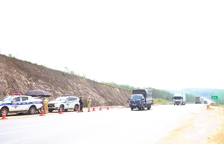 Ghi h&igrave;nh phạt nguội &ocirc; t&ocirc; lấn l&agrave;n, vượt ẩu tr&ecirc;n cao tốc Cam Lộ - La Sơn- Ảnh 1.
