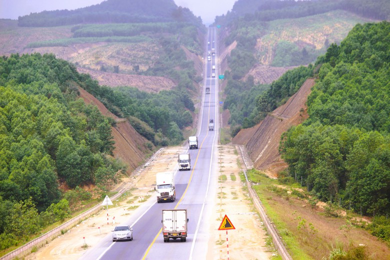 Ghi h&igrave;nh phạt nguội &ocirc; t&ocirc; lấn l&agrave;n, vượt ẩu tr&ecirc;n cao tốc Cam Lộ - La Sơn- Ảnh 3.