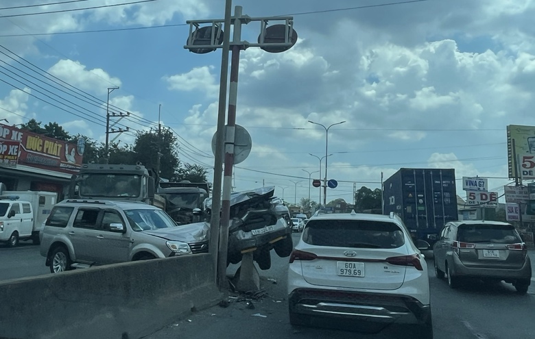 Va chạm li&ecirc;n ho&agrave;n tr&ecirc;n QL51, nhiều xe hư hỏng nặng- Ảnh 1.