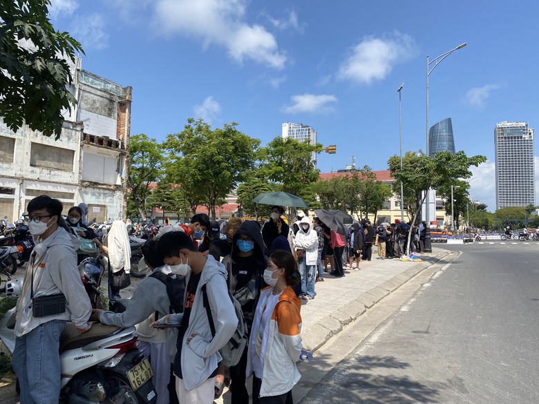 Sinh vi&ecirc;n Đ&agrave; Nẵng đội nắng chờ h&agrave;ng giờ mua v&eacute; xem phim Đ&agrave;o, Phở v&agrave; Piano- Ảnh 3.