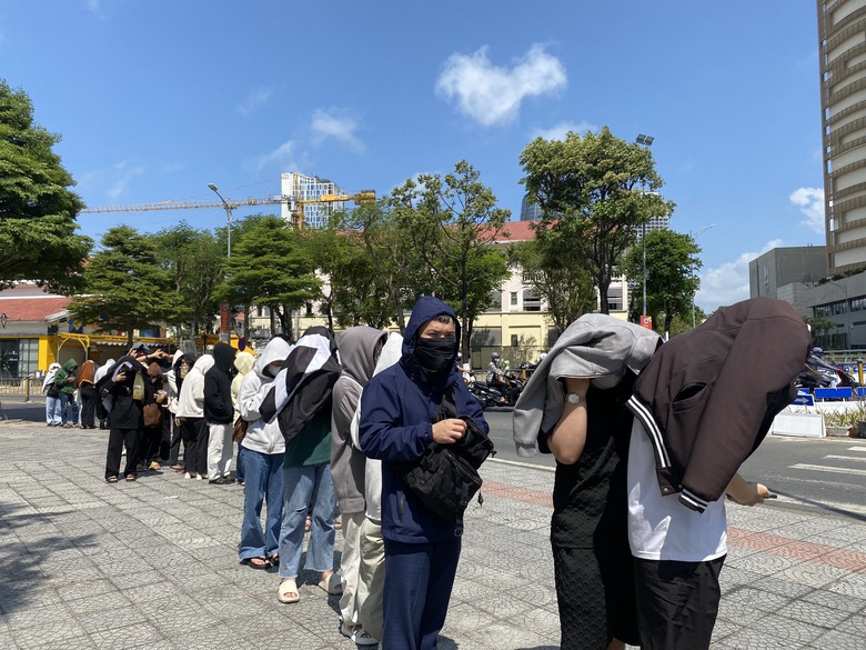 Sinh vi&ecirc;n Đ&agrave; Nẵng đội nắng chờ h&agrave;ng giờ mua v&eacute; xem phim Đ&agrave;o, Phở v&agrave; Piano- Ảnh 2.