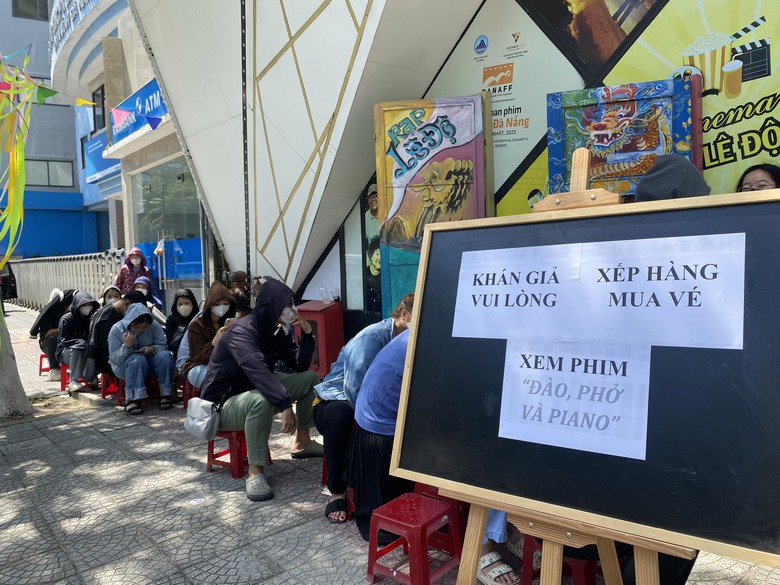 Sinh viên Đà Nẵng đội nắng chờ hàng giờ mua vé xem phim Đào, Phở và Piano- Ảnh 4. Sinh viên Đà Nẵng đội nắng chờ hàng giờ mua vé xem phim Đào, Phở và Piano- Ảnh 4.