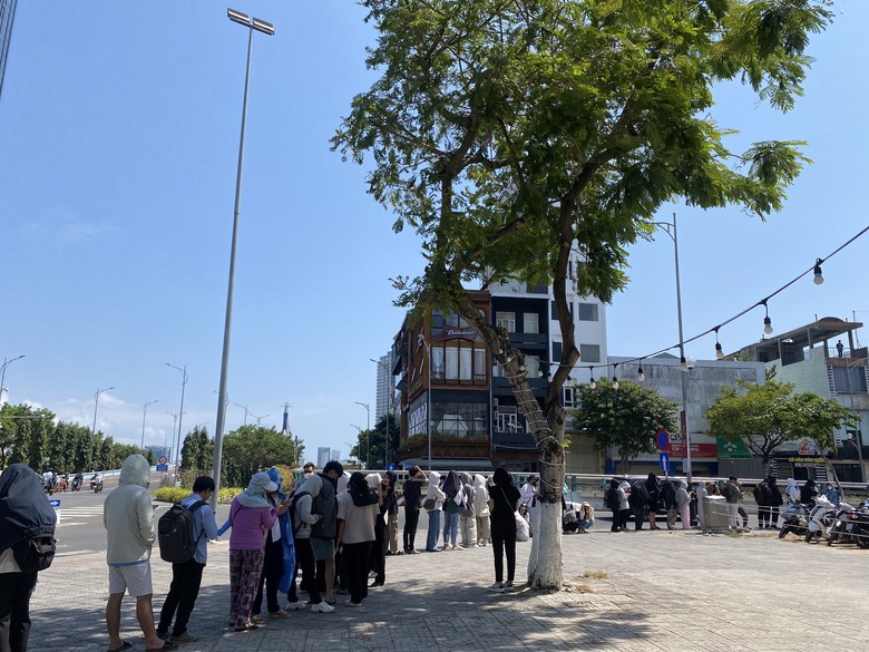 Sinh vi&ecirc;n Đ&agrave; Nẵng đội nắng chờ h&agrave;ng giờ mua v&eacute; xem phim Đ&agrave;o, Phở v&agrave; Piano- Ảnh 6.