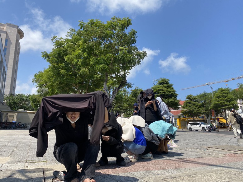 Sinh viên Đà Nẵng đội nắng chờ hàng giờ mua vé xem phim Đào, Phở và Piano- Ảnh 8. Sinh viên Đà Nẵng đội nắng chờ hàng giờ mua vé xem phim Đào, Phở và Piano- Ảnh 8.