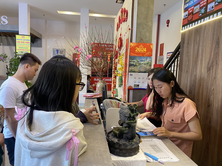 Sinh viên Đà Nẵng đội nắng chờ hàng giờ mua vé xem phim Đào, Phở và Piano- Ảnh 10. Sinh viên Đà Nẵng đội nắng chờ hàng giờ mua vé xem phim Đào, Phở và Piano- Ảnh 10.