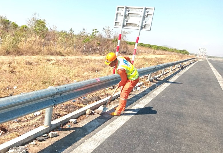 C&ocirc;ng nh&acirc;n tuần đường đội nắng dọn r&aacute;c tr&ecirc;n cao tốc Vĩnh Hảo - Phan Thiết- Ảnh 3.