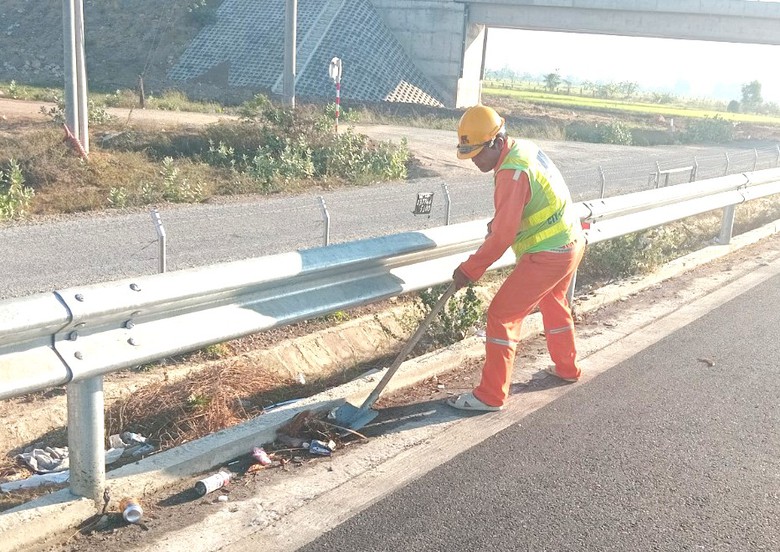 C&ocirc;ng nh&acirc;n tuần đường đội nắng dọn r&aacute;c tr&ecirc;n cao tốc Vĩnh Hảo - Phan Thiết- Ảnh 2.