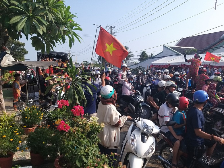 H&agrave;ng ngh&igrave;n người đổ về lễ hội L&agrave;m Chay ở Long An, giao th&ocirc;ng &ugrave;n tắc- Ảnh 2.