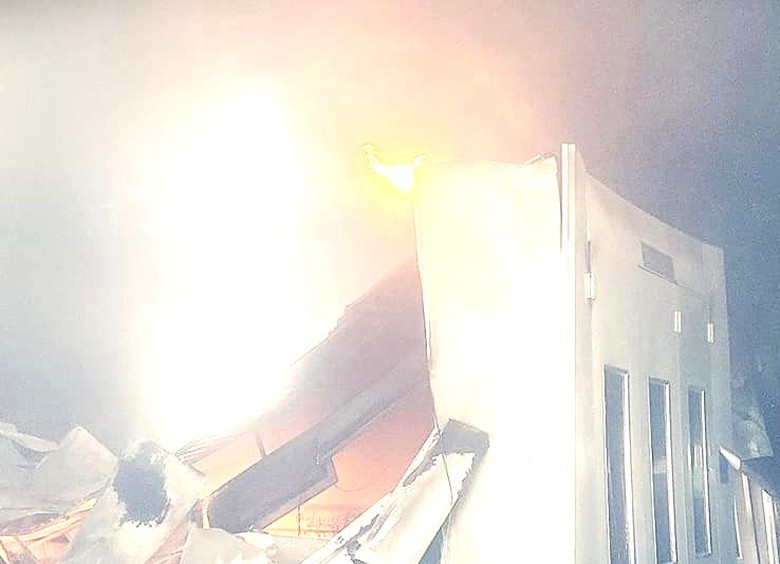 B&igrave;nh Thuận: Đại l&yacute; b&aacute;n xe &ocirc; t&ocirc; bốc ch&aacute;y dữ dội- Ảnh 1.