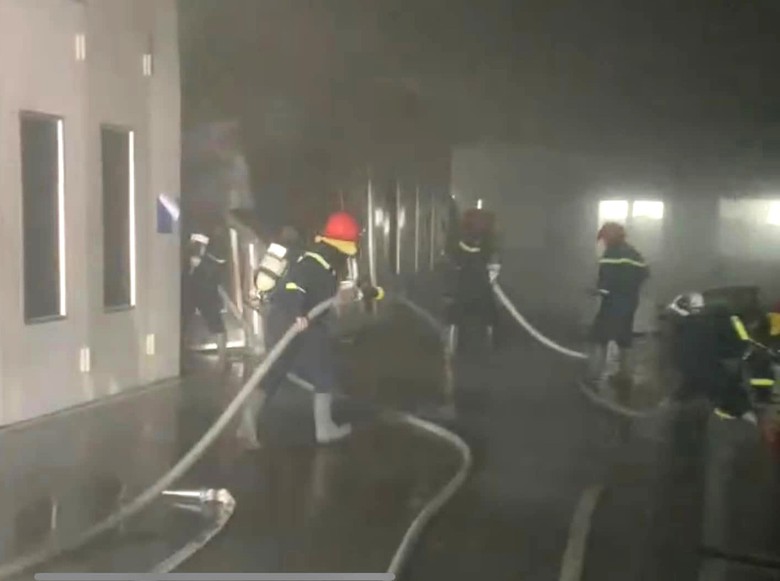 B&igrave;nh Thuận: Đại l&yacute; b&aacute;n xe &ocirc; t&ocirc; bốc ch&aacute;y dữ dội- Ảnh 2.