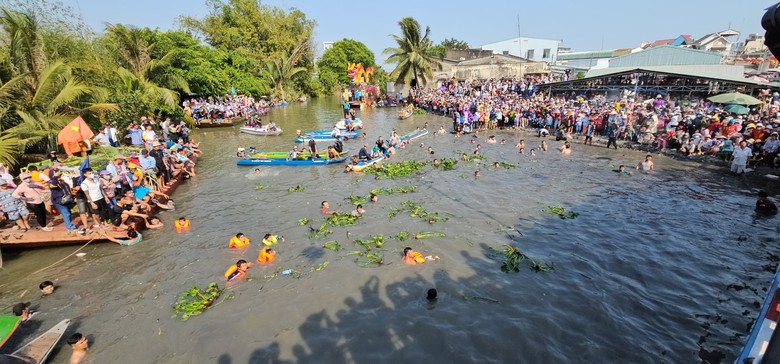 H&agrave;ng ngh&igrave;n người đổ về lễ hội L&agrave;m Chay ở Long An, giao th&ocirc;ng &ugrave;n tắc- Ảnh 7.