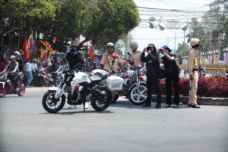 H&agrave;ng ngh&igrave;n người đổ về lễ hội L&agrave;m Chay ở Long An, giao th&ocirc;ng &ugrave;n tắc- Ảnh 4.