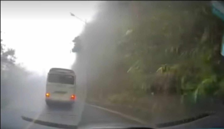 Xe kh&aacute;ch chở c&aacute;n bộ hưu tr&iacute; lao xuống vực tại Tam Đảo- Ảnh 1.