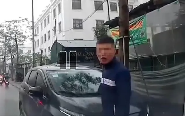 Xử phạt t&agrave;i xế &ocirc; t&ocirc; đi ngược chiều, đ&ograve;i h&agrave;nh hung người đi đường- Ảnh 1.