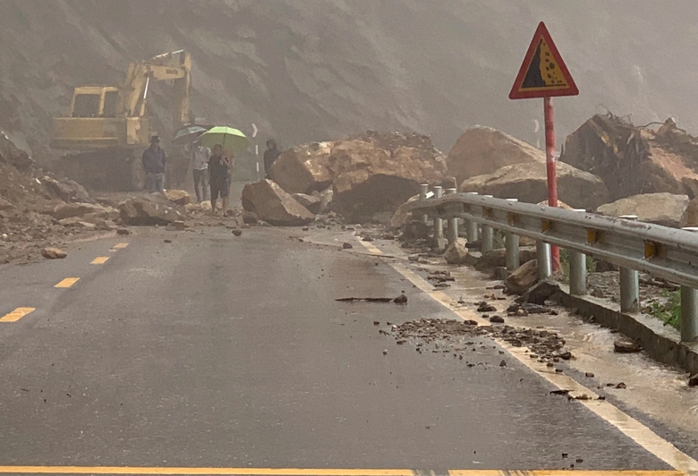 Quốc lộ 8A l&ecirc;n cửa khẩu Cầu Treo th&ocirc;ng tuyến sau sự cố sạt lở- Ảnh 2.