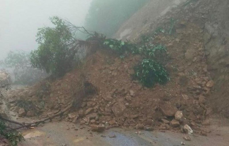 Quốc lộ 8A l&ecirc;n cửa khẩu Cầu Treo th&ocirc;ng tuyến sau sự cố sạt lở- Ảnh 1.