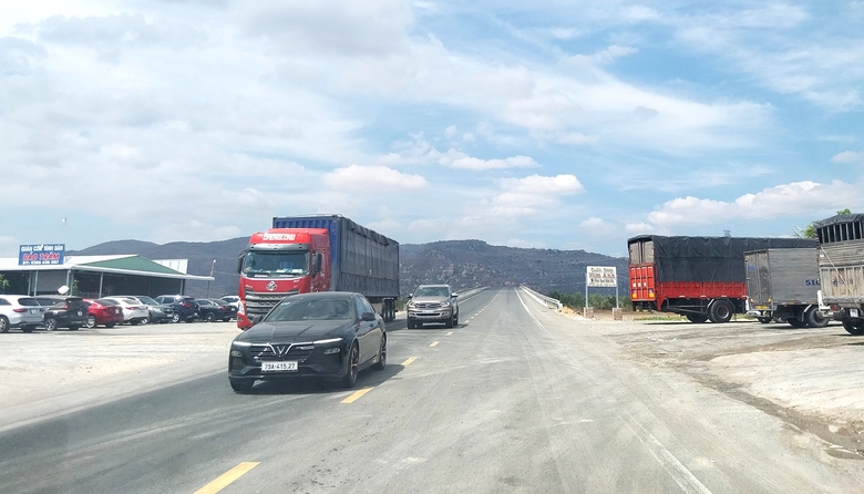 Xử nghi&ecirc;m trạm dừng nghỉ tr&aacute;i ph&eacute;p bủa v&acirc;y đường dẫn cao tốc- Ảnh 1.