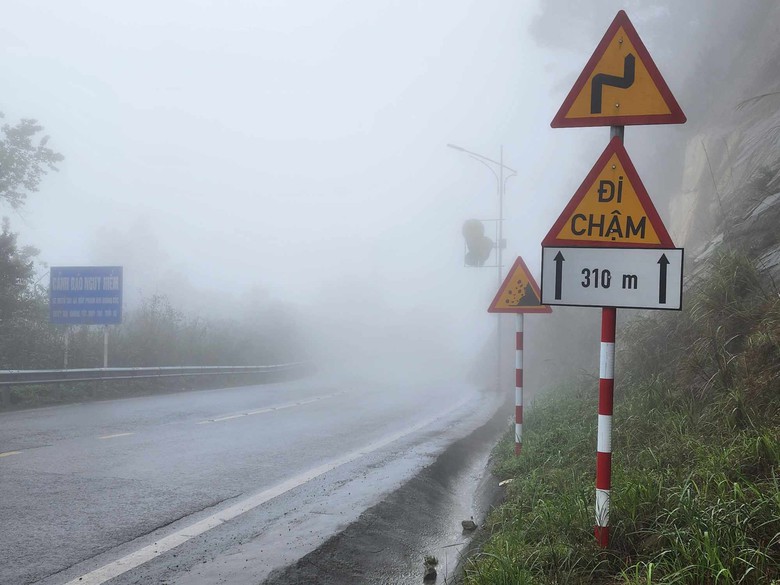 Xe khách mất phanh ở Tam Đảo: Hộ lan và cây rừng ngăn tai nạn thảm khốc- Ảnh 4. Xe khách mất phanh ở Tam Đảo: Hộ lan và cây rừng ngăn tai nạn thảm khốc- Ảnh 4.