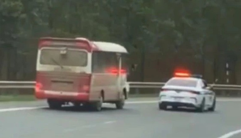 Lời khai của t&agrave;i xế xe kh&aacute;ch đ&aacute;nh v&otilde;ng 8km, đ&acirc;m hỏng xe CSGT- Ảnh 2.