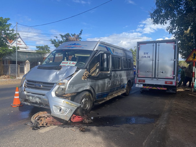 Người đ&agrave;n &ocirc;ng đi xe m&aacute;y kh&ocirc;ng biển số nhập viện cấp cứu sau va chạm li&ecirc;n ho&agrave;n- Ảnh 1.