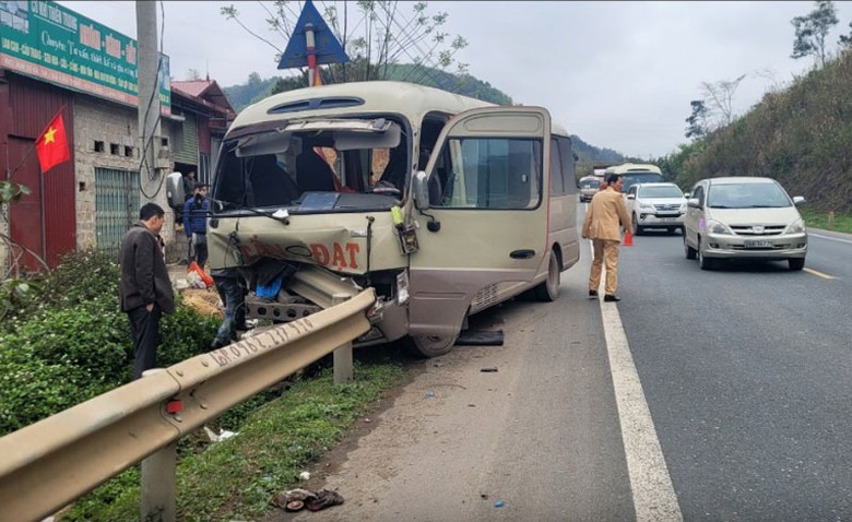 Hiện trường vụ tai nạn khiến xe khách hư hỏng nặng. Hiện trường vụ tai nạn khiến xe khách hư hỏng nặng.