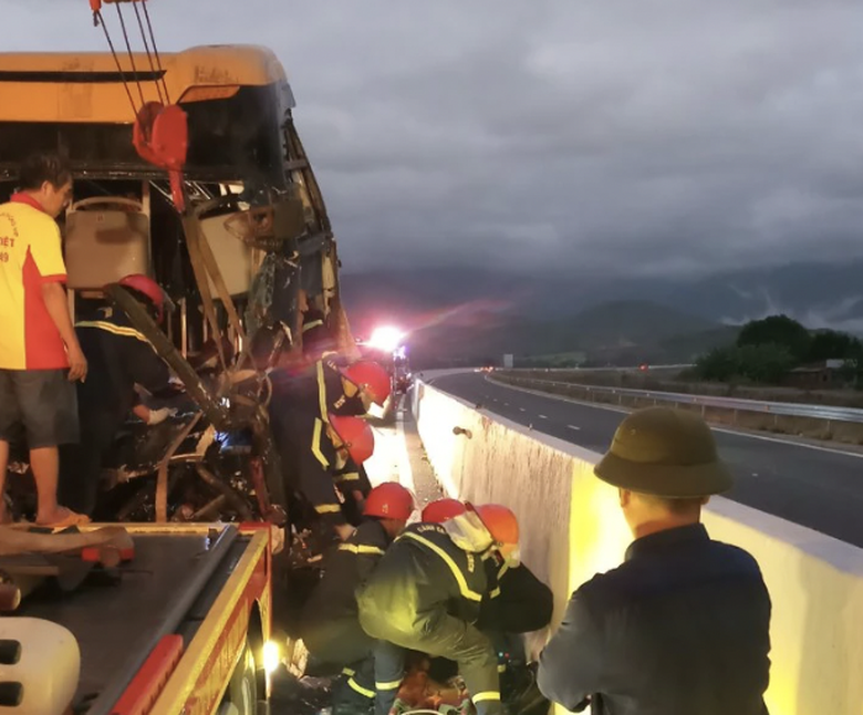 Xe kh&aacute;ch đ&acirc;m v&agrave;o đu&ocirc;i xe tải tr&ecirc;n cao tốc Nha Trang - Cam L&acirc;m c&oacute; c&ograve;n hạn kiểm định?- Ảnh 1.