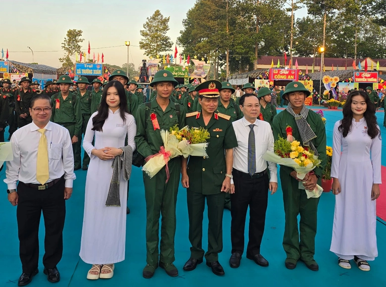 Thanh ni&ecirc;n miền T&acirc;y hăng h&aacute;i l&ecirc;n đường nhập ngũ- Ảnh 1.