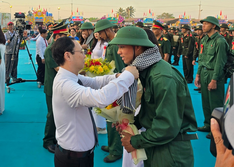Thanh ni&ecirc;n miền T&acirc;y hăng h&aacute;i l&ecirc;n đường nhập ngũ- Ảnh 3.