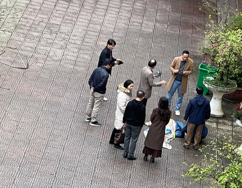 Nam sinh lớp 10 nguy kịch sau khi rơi từ tầng 4 xuống s&acirc;n trường- Ảnh 1.