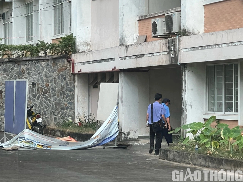 Nam sinh năm cuối rơi từ tầng 5 trường đại học xuống đất, tử vong- Ảnh 1.