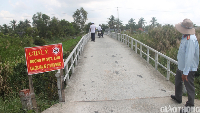 Đường sụt lún ô tô không thể qua, nông dân Cà Mau thuê xe máy chở lúa ra điểm tập kết- Ảnh 11. Đường sụt lún ô tô không thể qua, nông dân Cà Mau thuê xe máy chở lúa ra điểm tập kết- Ảnh 11.