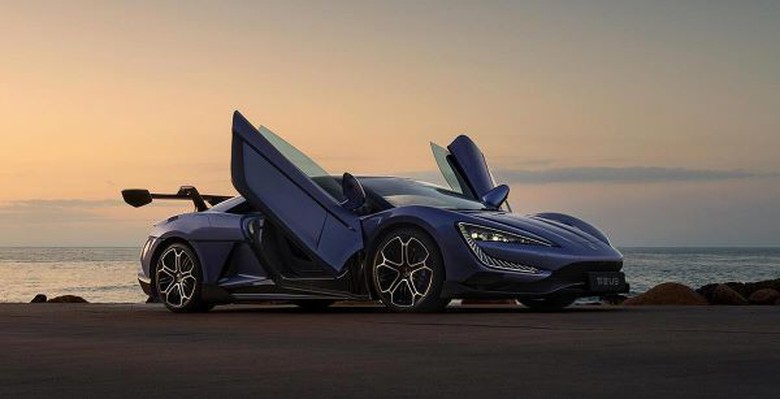 H&atilde;ng xe Trung Quốc ra mắt si&ecirc;u xe điện gi&aacute; ngang một chiếc Lamborghini- Ảnh 1.