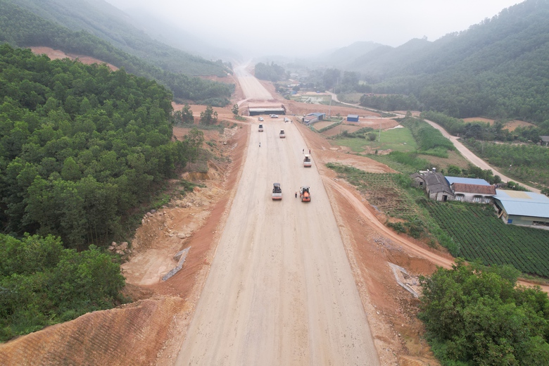 Tăng tốc thi c&ocirc;ng đường li&ecirc;n kết v&ugrave;ng tại Th&aacute;i Nguy&ecirc;n- Ảnh 17.