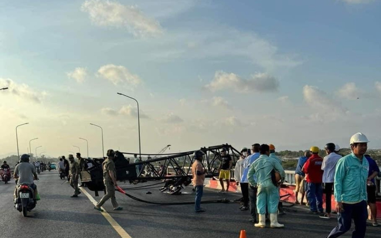 Sập cần cẩu, một người đi đường tử vong tại chỗ- Ảnh 1.