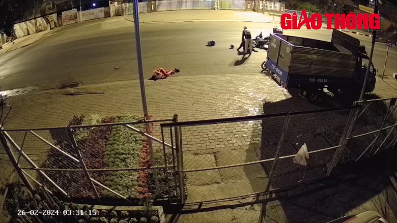 Nữ c&ocirc;ng nh&acirc;n đang qu&eacute;t r&aacute;c bị xe m&aacute;y t&ocirc;ng chấn thương sọ n&atilde;o- Ảnh 1.