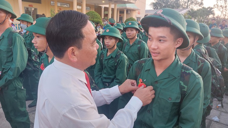 Thanh ni&ecirc;n miền T&acirc;y hăng h&aacute;i l&ecirc;n đường nhập ngũ- Ảnh 6.