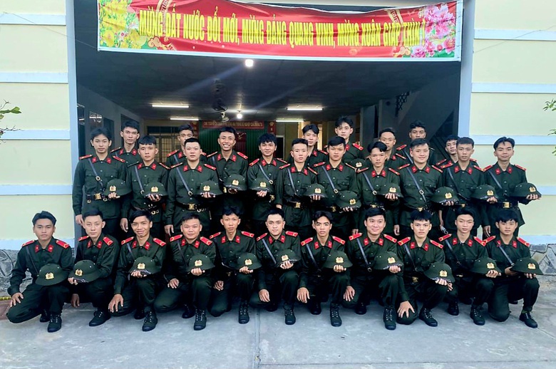 Thanh ni&ecirc;n miền T&acirc;y hăng h&aacute;i l&ecirc;n đường nhập ngũ- Ảnh 8.