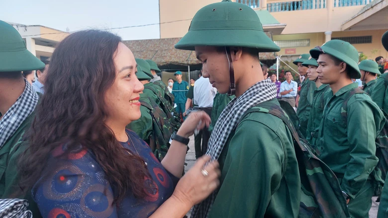 Thanh ni&ecirc;n miền T&acirc;y hăng h&aacute;i l&ecirc;n đường nhập ngũ- Ảnh 2.
