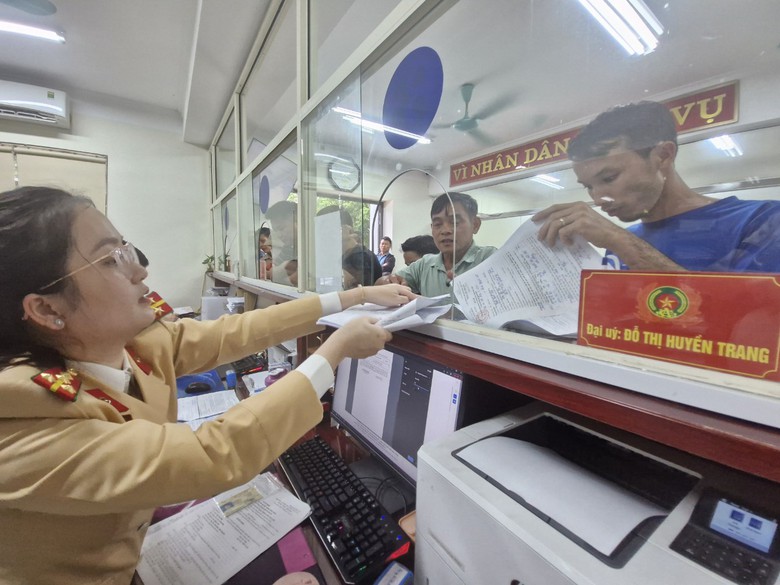 H&agrave;ng trăm người đổ dồn chờ giải quyết vi phạm, CSGT căng m&igrave;nh xử l&yacute;- Ảnh 4.