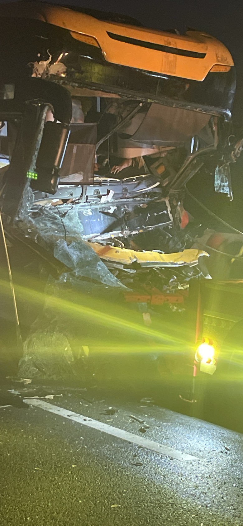 Kh&aacute;nh H&ograve;a: Cảnh s&aacute;t d&ugrave;ng k&igrave;m cắt xe kh&aacute;ch đưa l&aacute;i, phụ xe ra ngo&agrave;i sau va chạm xe tải- Ảnh 1.