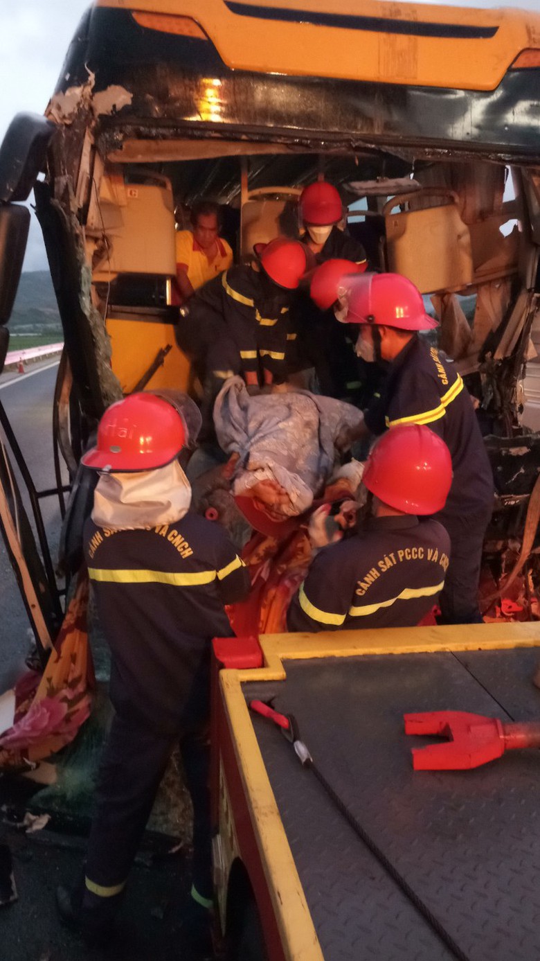 Kh&aacute;nh H&ograve;a: Cảnh s&aacute;t d&ugrave;ng k&igrave;m cắt xe kh&aacute;ch đưa l&aacute;i, phụ xe ra ngo&agrave;i sau va chạm xe tải- Ảnh 3.